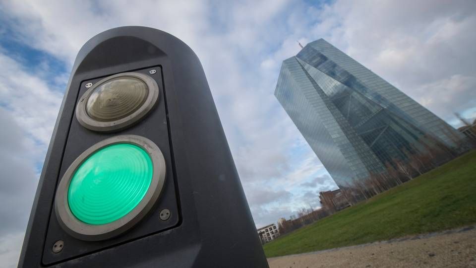 Auf "Grün" steht die Ampelanlage an einer Schranke vor der EZB. | Foto: picture alliance/Boris Roessler/dpa