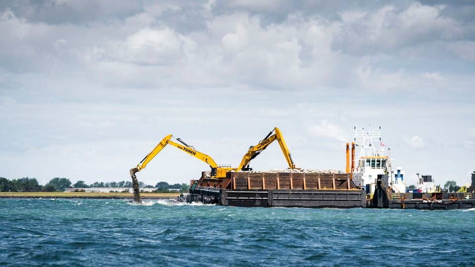 Tonsvis af sten lægges i vandet til en mole ved byggeriet af Femernforbindelsen ved Rødbyhavn. Retssagen i Leipzig om Femern-projektets tyske godkendelse er afgørende for, at det første spadestik kan blive taget på tysk side. | Foto: Ida Marie Odgaard/Ritzau Scanpix