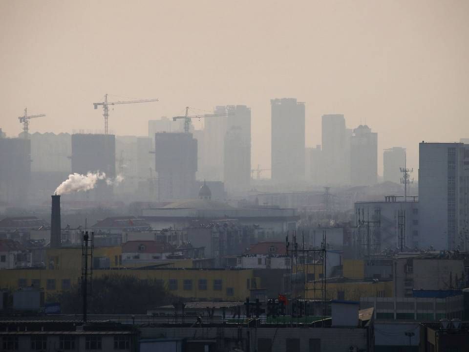 Forurening skaber her en tåge over Tangshan i Hebei-provinsen. | Foto: Petar Kudjundzic/Reuters/Ritzau Scanpix