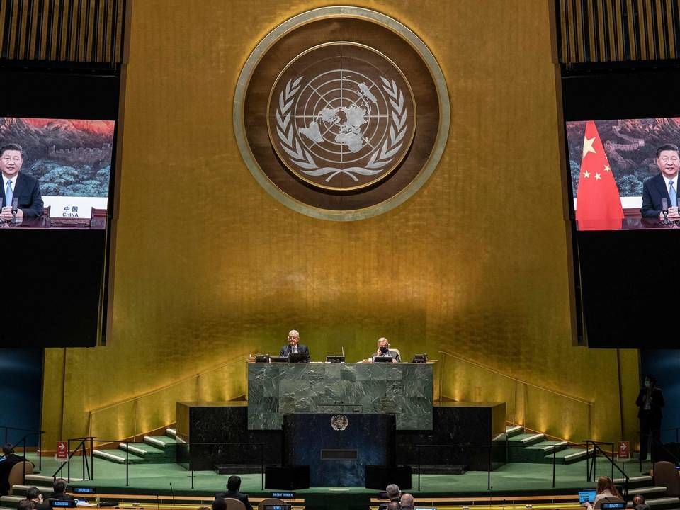 Xi Jinpings løfte blev afgivet fra FN's talerstol, der i anledning af covid-19 var afløst af to enorme storskærme. | Foto: ESKINDER DEBEBE/AFP / UNITED NATIONS