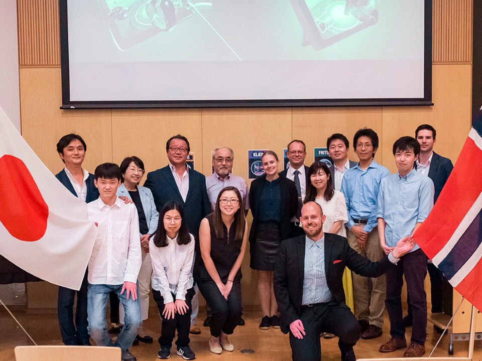 Her presenteres appen ved den Norske ambassaden i Tokyo i 2019. Tilstede var flere skolesjefer for private og offentlige skoler i Japan.