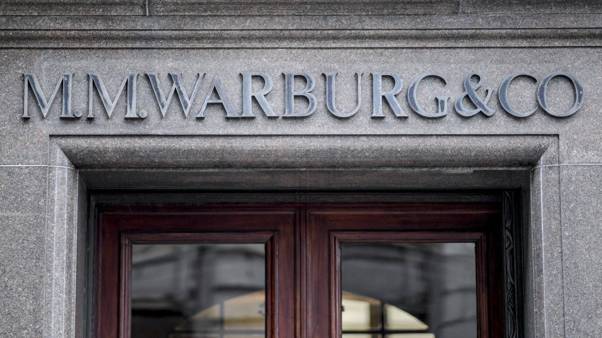 Das Logo des Bankhauses M.M.Warburg & CO in großen Lettern über dem Haupteingang | Foto: picture alliance/Axel Heimken/dpa
