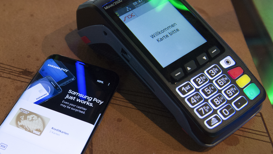 Samsung Pay, hier auf einem Bild aus der Schweiz, wo es Dienst bereits gibt. | Foto: picture alliance/KEYSTONE
