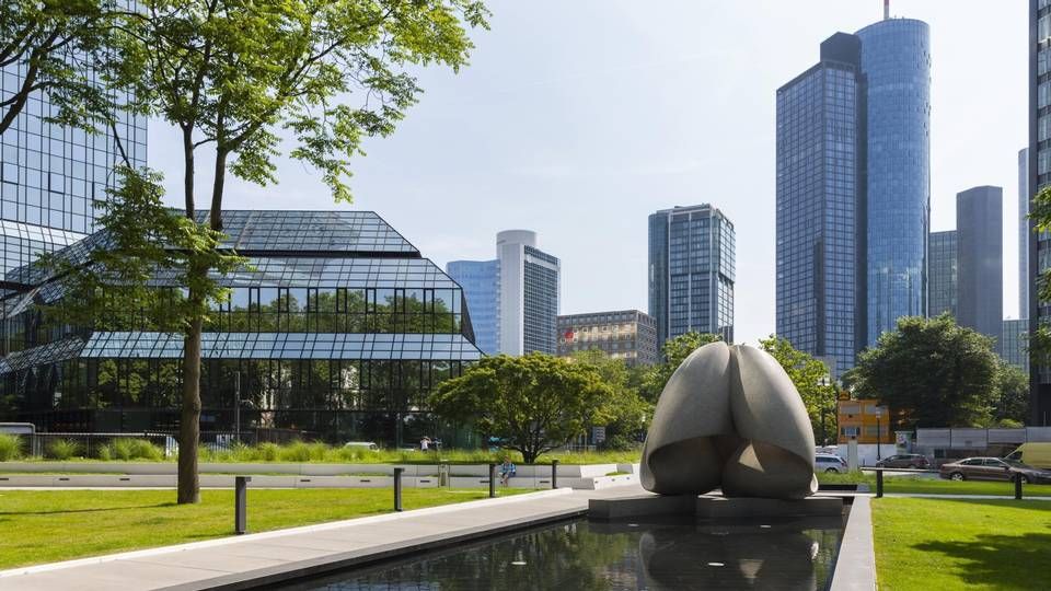 Die Skulptur "Kontinuität" von Max Bill vor Zentrale der Deutschen Bank, der sie auch gehört. | Foto: picture alliance/imagebroker