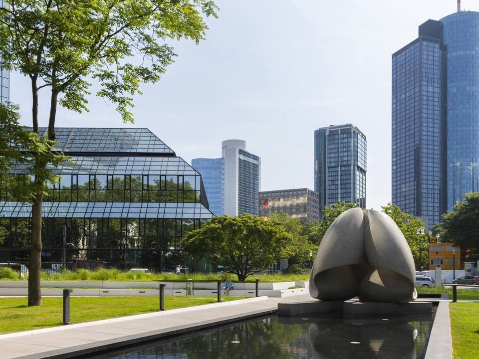 Die Skulptur "Kontinuität" von Max Bill vor Zentrale der Deutschen Bank, der sie auch gehört. | Foto: picture alliance/imagebroker