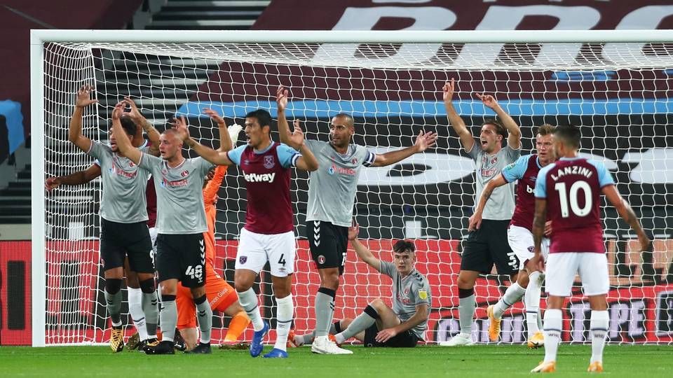 Charlton-spillere (i grå udebanetrøjer) spillede 15. september imod West Ham. | Foto: CLIVE ROSE/Pool via REUTERS / X01348