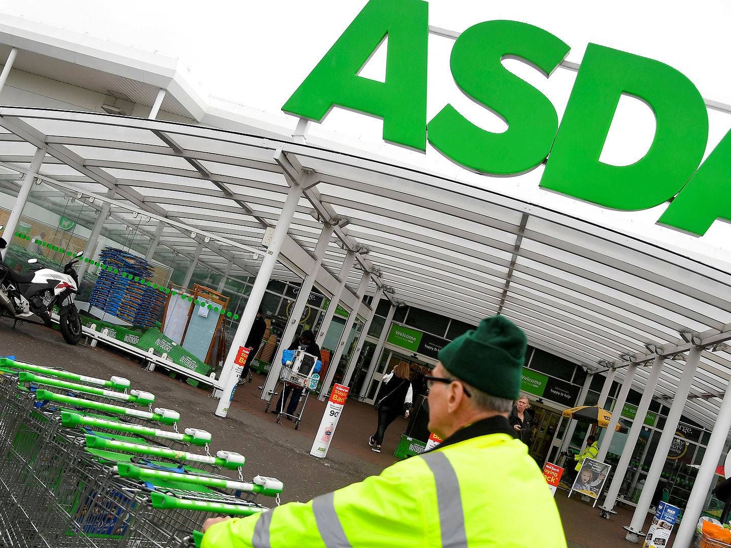 Den britiske dagligvarekæde Asda kan havne på nye hænder inden længe. | Foto: Toby Melville/Reuters/Ritzau Scanpix