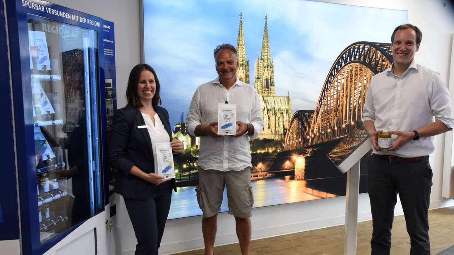 Volksbank-Regionaldirektorin Mandy Rosczka mit Heribert Schamong (m.), dem Senior-Chef der Rösterei, und Arved Stiller, dem Imker. | Foto: Volksbank Köln Bonn