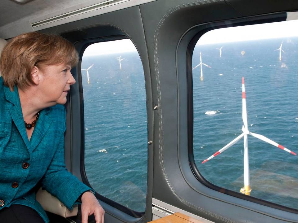 Den tyske forbundskansler Angela Merkel har længe haft blikket rettet imod havvindmøller i Østersøen. Her ses hun i forbindelse med indvielsen af den første tyske park i 2011. Tyskland går nu sammen med syv andre lande i et stort nyt Østersø-samarbjede for at mangedoble udbygningen. | Foto: Guido Bergmann/AP/Ritzau Scanpix