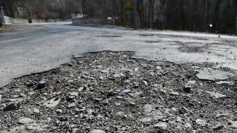 Schlaglöcher im Teer die durch den winterlichen Frost entstanden sind, aufgenommen am 10.04.2019 bei Oderhaus. | Foto: picture alliance