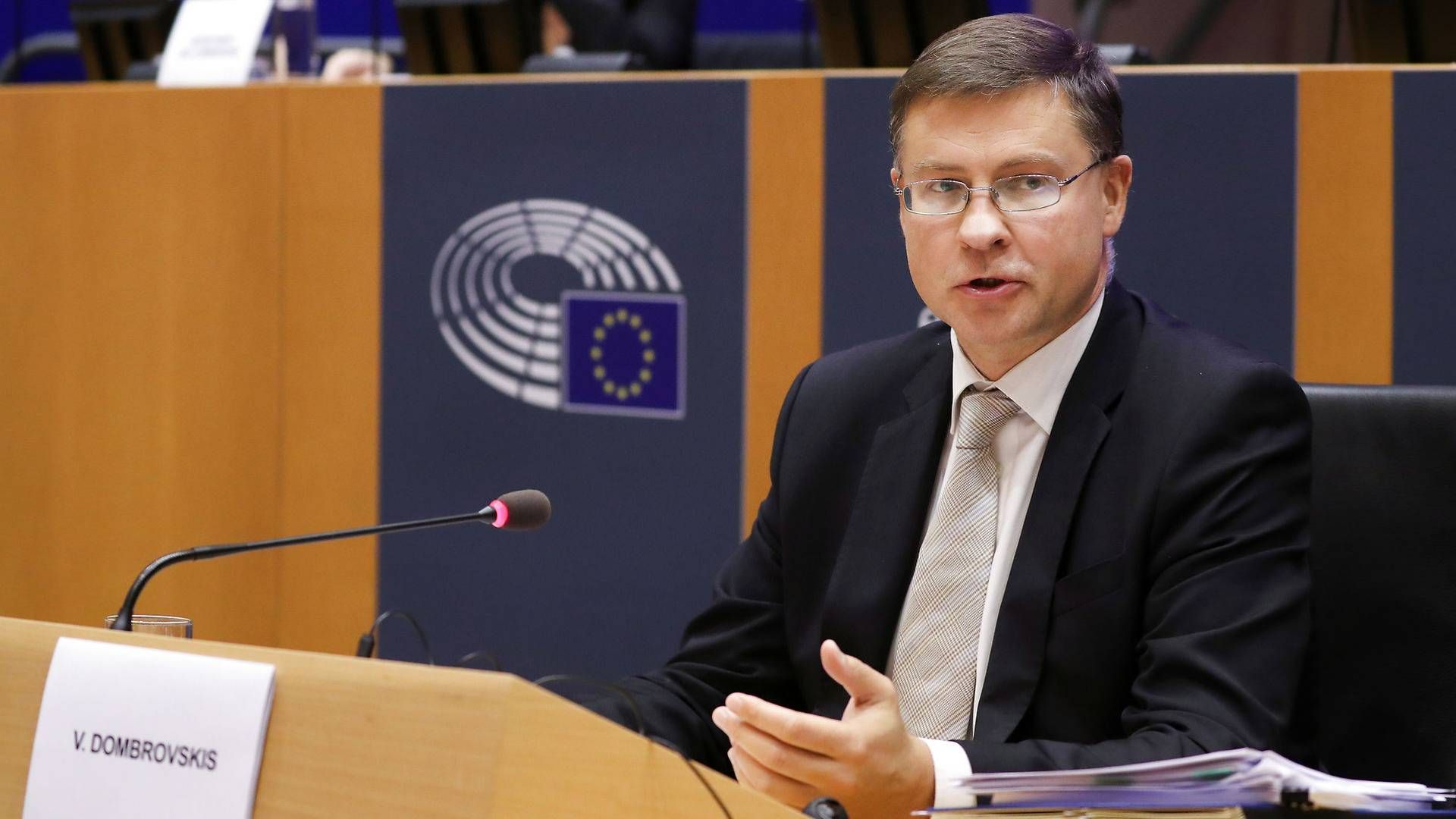 Næstformand Valdis Dombrovskis afhørtes fredag af EU-parlamentet, inden han skal godkendes som ny handelskommissær. Indtil nu har han haft det finansielle område under sig, og han peger på, at der være en fælles europæisk myndighed, der holder øje med bankerne i kampen mod hvidvask. | Foto: Yves Herman/Reuters/Ritzau Scanpix
