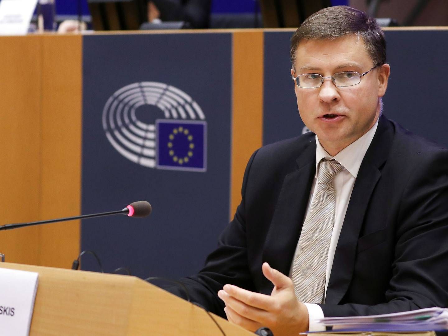 Næstformand Valdis Dombrovskis afhørtes fredag af EU-parlamentet, inden han skal godkendes som ny handelskommissær. Indtil nu har han haft det finansielle område under sig, og han peger på, at der være en fælles europæisk myndighed, der holder øje med bankerne i kampen mod hvidvask. | Foto: Yves Herman/Reuters/Ritzau Scanpix