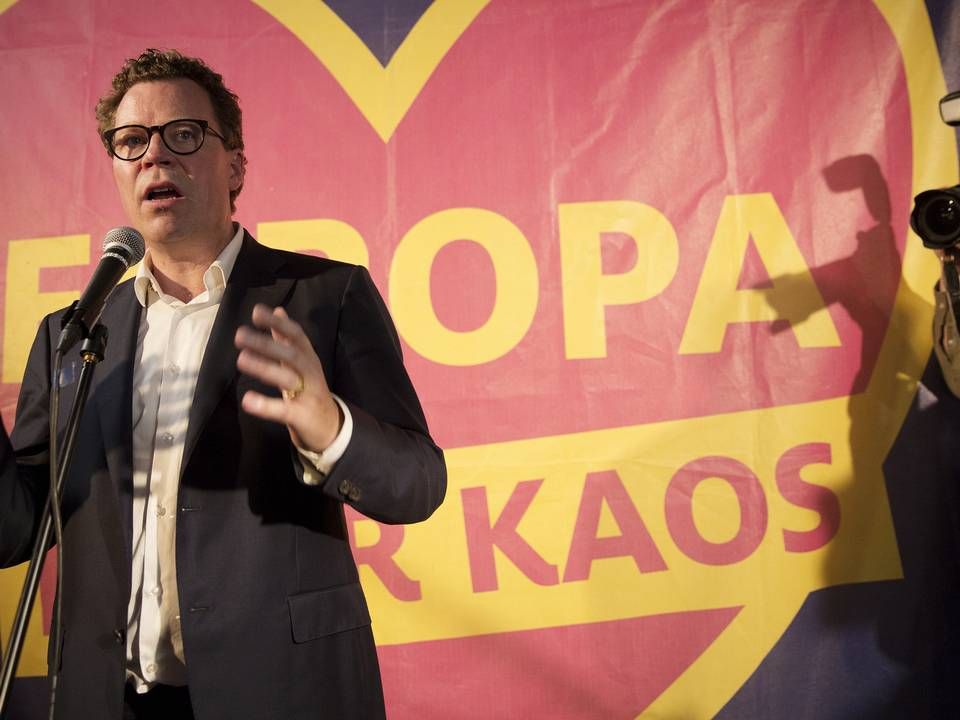 Det er stærkt problematisk, når medlemslande planlægger energipolitik som udelukkende et nationalt anliggende, siger EU-parlamentariker Morten Helveg Petersen her afbilledet foran et banner med teksten "Europa eller kaos". | Foto: Thomas Borberg