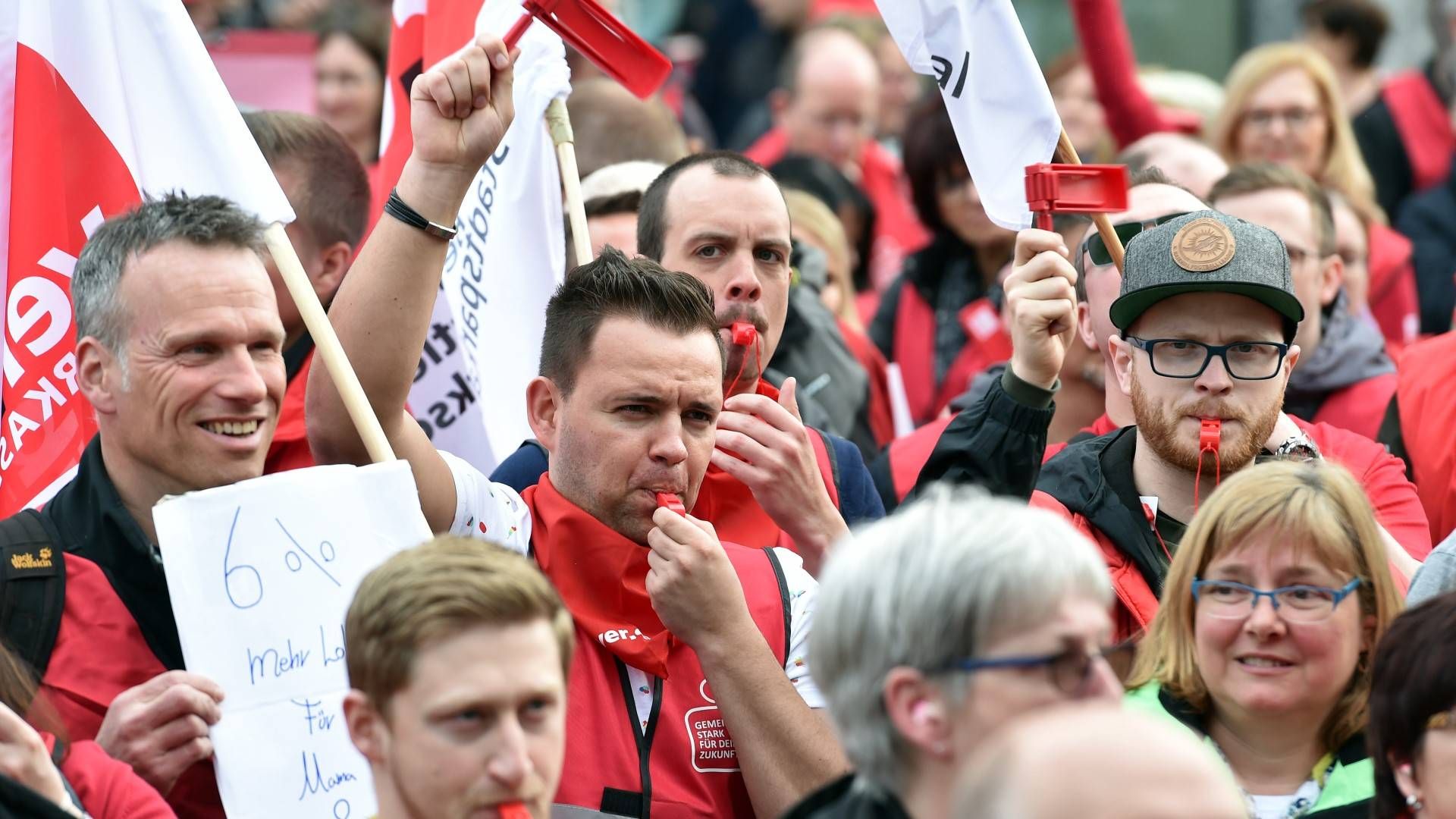 Streikende Sparkassen-Mitarbeiter 2018 in Dortmund. | Foto: picture alliance / Caroline Seidel/dpa