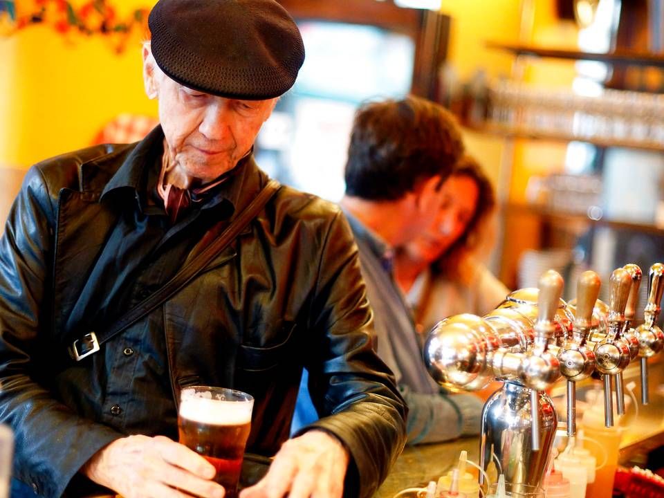 Slut med at servere drikkevarer på barerne i Paris de næste uger. | Foto: Thibault Camus/AP/Ritzau Scanpix