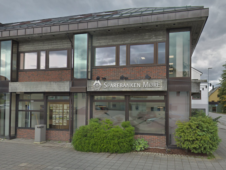 Arkivbilde. Sparebanken Møres kontor i Spjelkavik. | Foto: Google Maps