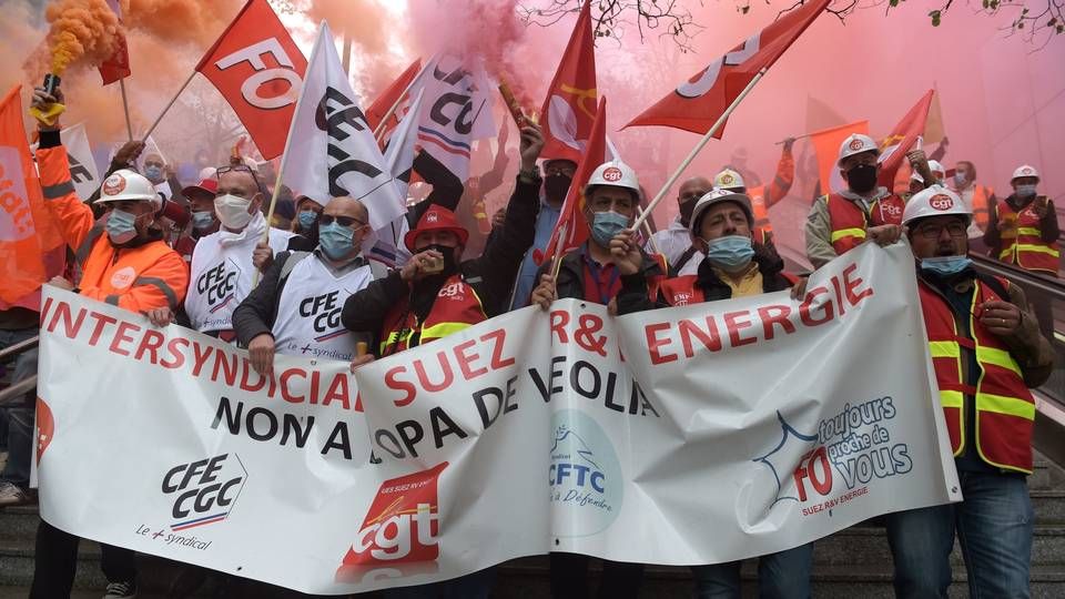 Fagforeningsmedlemmer fra Suez demonstrerede i slutningen af september mod Veolias overtagelse af enegiselskabet Engies aktiepost i selskabet. | Foto: ERIC PIERMONT/AFP / AFP