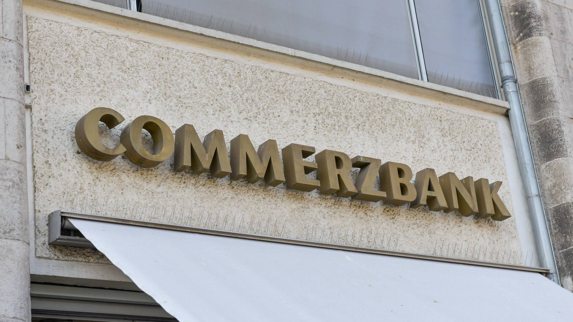 Schriftzug der Commerzbank | Foto: picture alliance / Fotostand