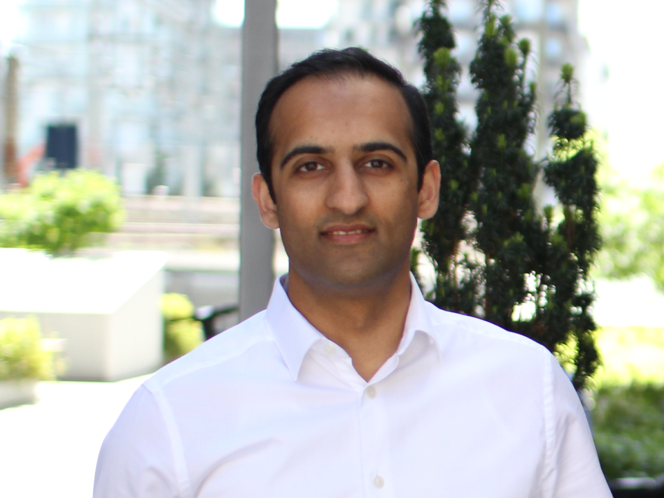 Amar Murtaza er strategisk forretningsutvikler i Gjensidige. Han sier selskapet ønsker en forsiktig tilnærming til helseproblemer og derfor inngikk samarbeid med Sats. | Foto: Gjensidige