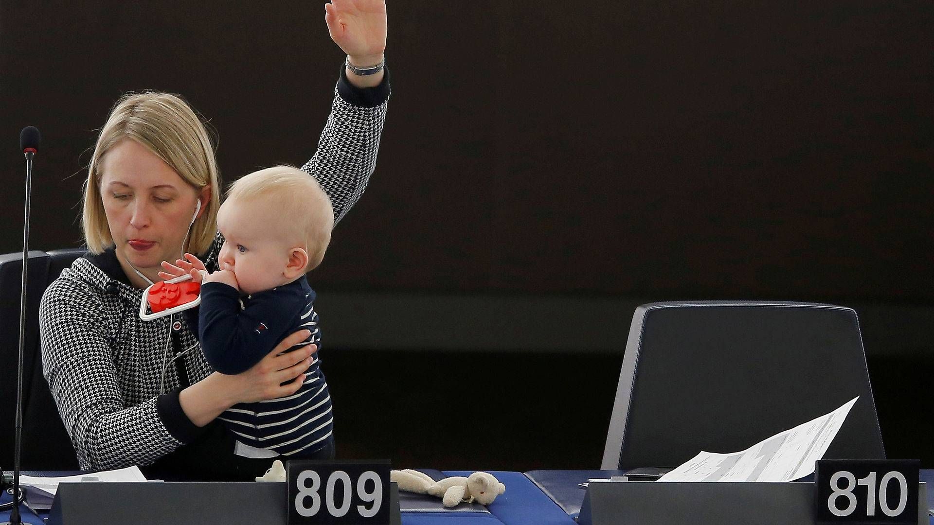 Svenske Jytte Guteland fik meget presseomtale tilbage i 2017, fordi hun tog sit lille barn med i EU-Parlamentet for at stemme. | Foto: Vincent Kessler/Reuters/Ritzau Scanpix