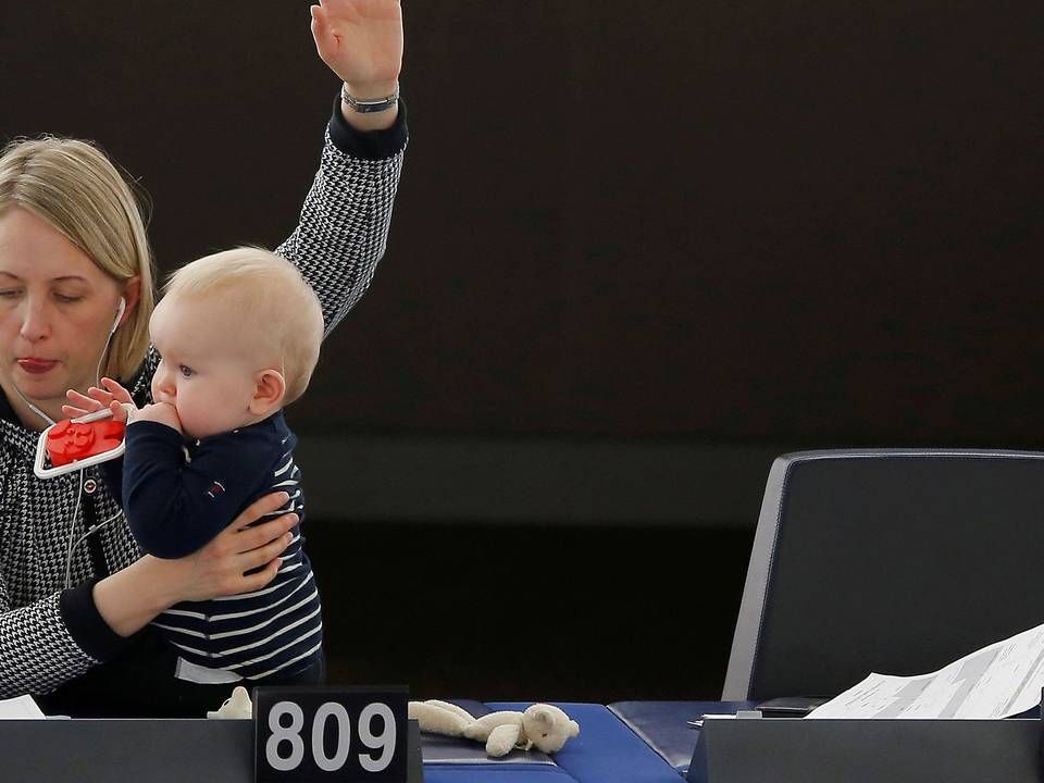 Sevnske Jytte Guteland, der tilbage i 2017 fik meget presseomtale, fordi hun tog sit lille barn med i EU-Parlamentet for at stemme, har i dag fået mandat af Europa-Parlamentet til at kæmpe for en 60 procent reduktion af CO2-udledningen i 2030. Dermed er der lagt op til en hård kamp med EU's medlemslande, hvor mange mener, at det er alt for meget. | Foto: Vincent Kessler/Reuters/Ritzau Scanpix