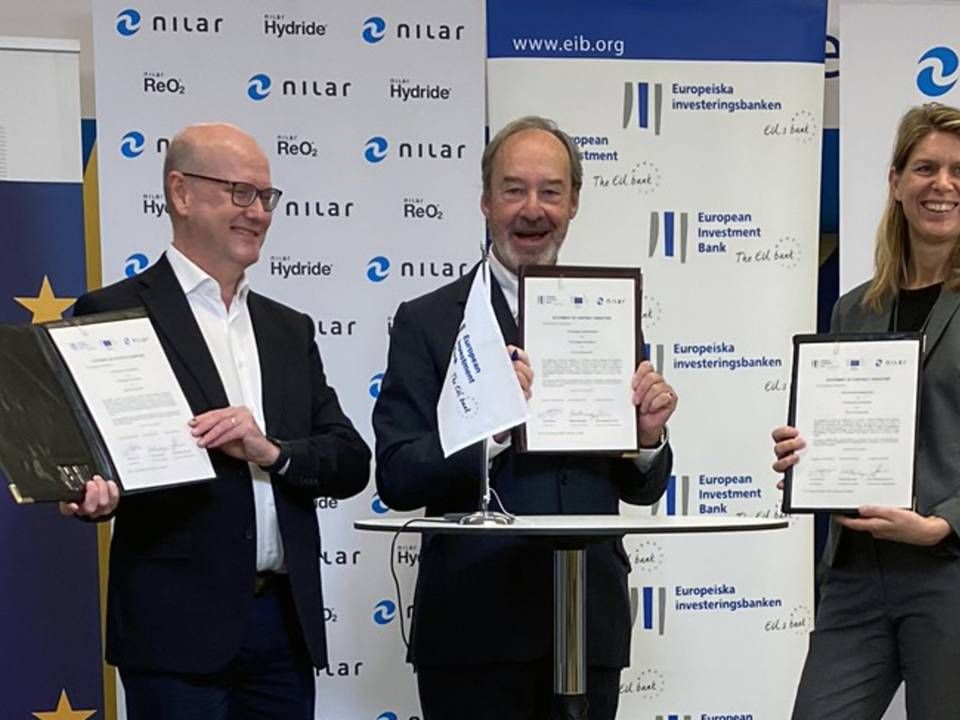 Bestyrelsesformand for Nilar Michael Obermayer (i midten) med vicepræsident for Den Europæiske Investeringsbank, Thomas Östros (tv.). | Foto: PR / Nilar