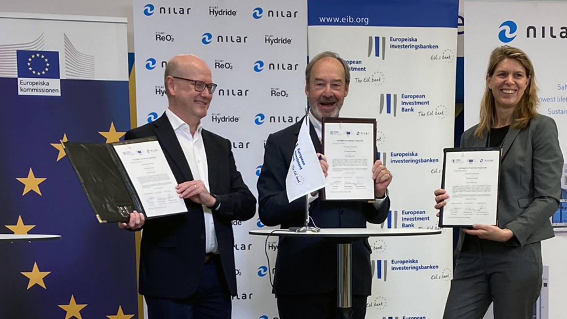 Bestyrelsesformand for Nilar Michael Obermayer (i midten) med vicepræsident for EIB, Thomas Östros (tv.) i forbindelse med overrækkelsen. | Foto: PR / Nilar