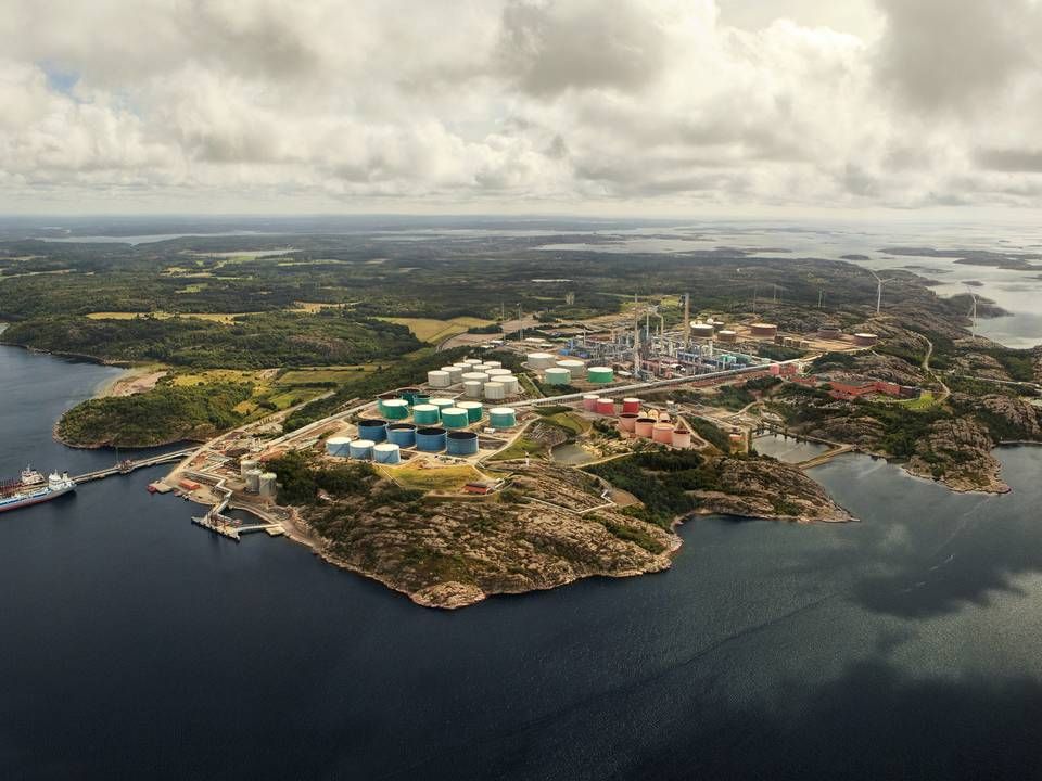 Preemraff Lysekil er det største raffinaderi i Norden. Nu er planerne om at udbygge det med kapacitet til omdannelse af HFO til benzin og diesel blevet skrinlagt. | Foto: Preem