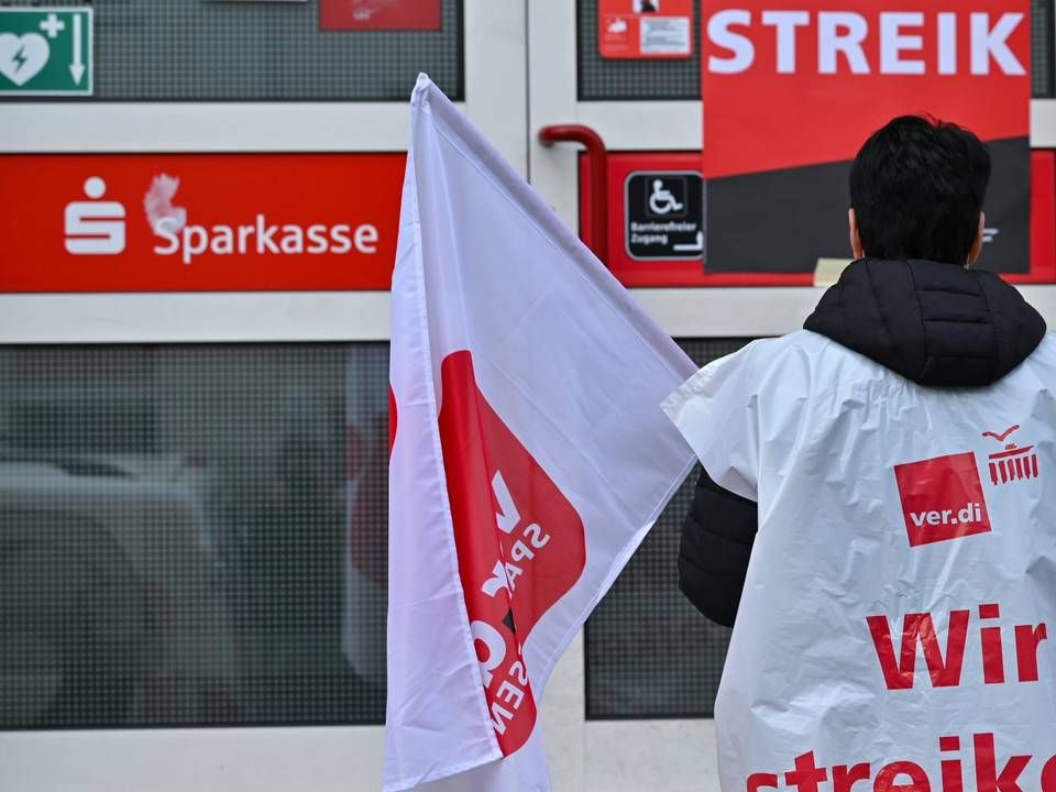 Eine bestreikte Filiale der Sparkasse Märkisch Oderland am Dienstag. | Foto: picture alliance/Patrick Pleul/dpa-Zentralbild/ZB