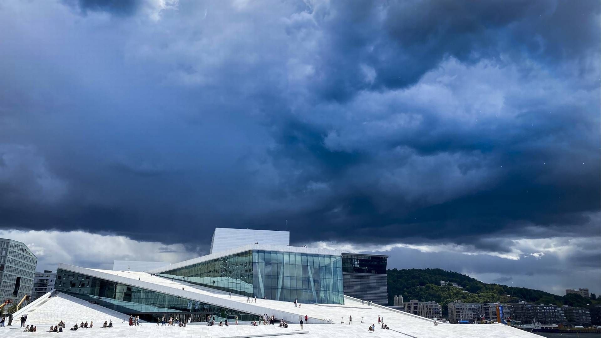Mørke skyer og torden over Operaen i Oslo. | Foto: Heiko Junge / NTB