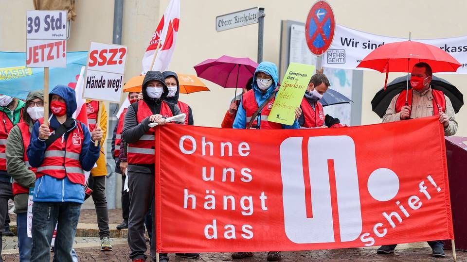 Beschäftigte der Sparkassen in Sachsen, Sachsen-Anhalt und Thüringen streiken - in Annaberg-Buchholz am 5. Oktober. | Foto: picture alliance/Jan Woitas/dpa-Zentralbild/dpa