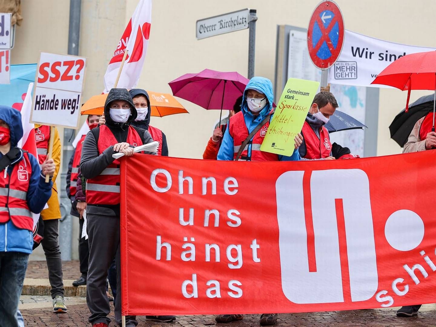 Beschäftigte der Sparkassen in Sachsen, Sachsen-Anhalt und Thüringen streiken - in Annaberg-Buchholz am 5. Oktober. | Foto: picture alliance/Jan Woitas/dpa-Zentralbild/dpa