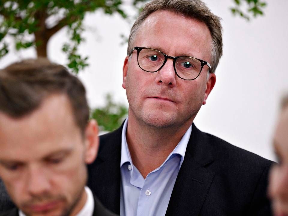 Skatteminister Morten Bødskov (S) i baggrunden og beskæftigelsesminister Peter Hummelgaard (S) i forgrunden. | Foto: Philip Davali/Ritzau Scanpix