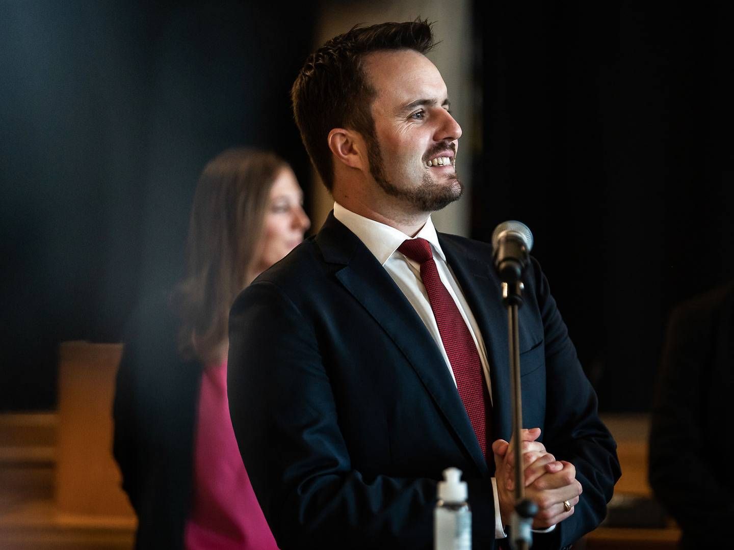 Erhvervsminister Simon Kollerup skal finde ud af, hvordan han forhindrer bankerne i at sende en regning til kunderne. | Foto: Emil Helms/Ritzau Scanpix