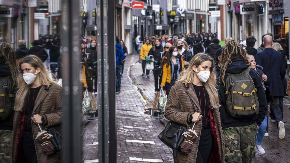 Holland er et af de lande i verden, der har registreret flest nye smittetilfælde. Nu lukker regeringen delvist ned for restaurationsbranchen. | Foto: RAMON VAN FLYMEN/AFP/Ritzau Scanpix