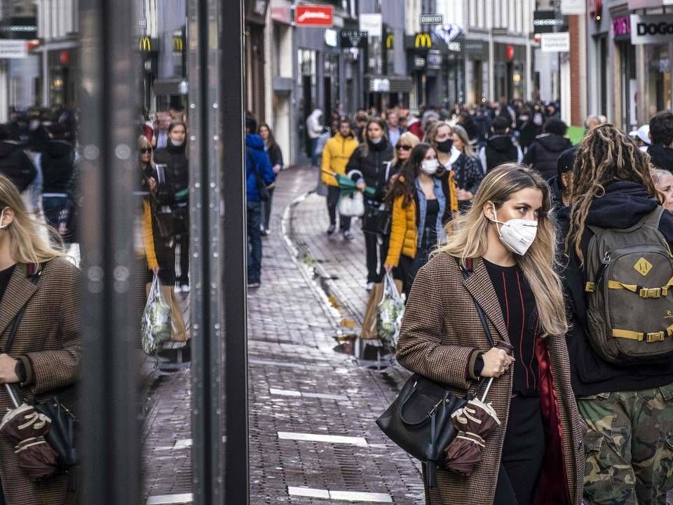 Holland er et af de lande i verden, der har registreret flest nye smittetilfælde. Nu lukker regeringen delvist ned for restaurationsbranchen. | Foto: RAMON VAN FLYMEN/AFP/Ritzau Scanpix