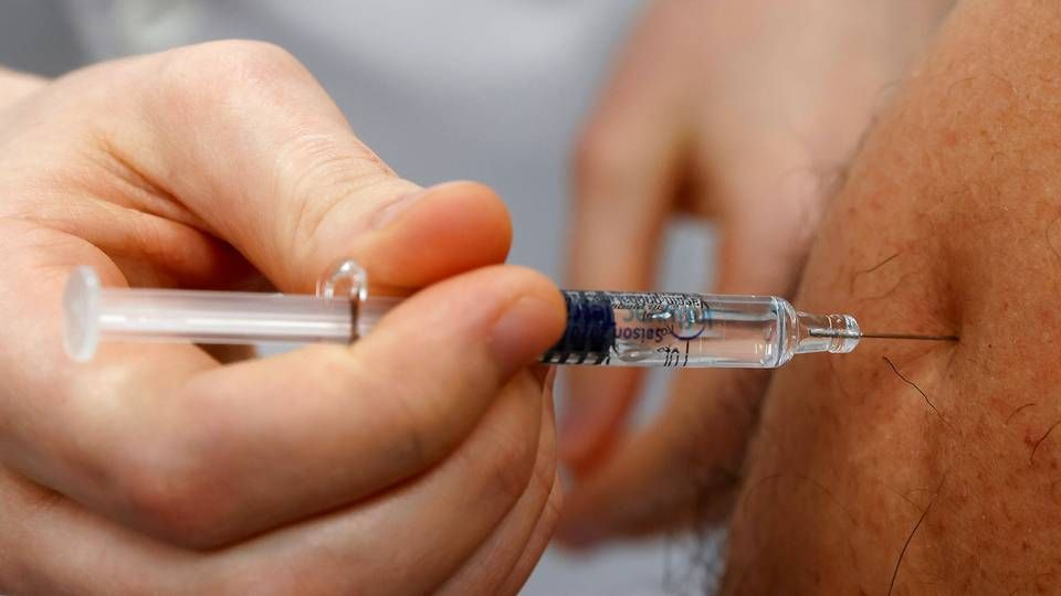 "Det er virksomheder, der gerne vil have deres medarbejdere vaccineret, men hvor vi er nødt til at sætte nogle af dem på standby," siger medicinsk direktør og speciallæge Carsten Schade Larsen. | Foto: Pascal Rossignol/Reuters/Ritzau Scanpix