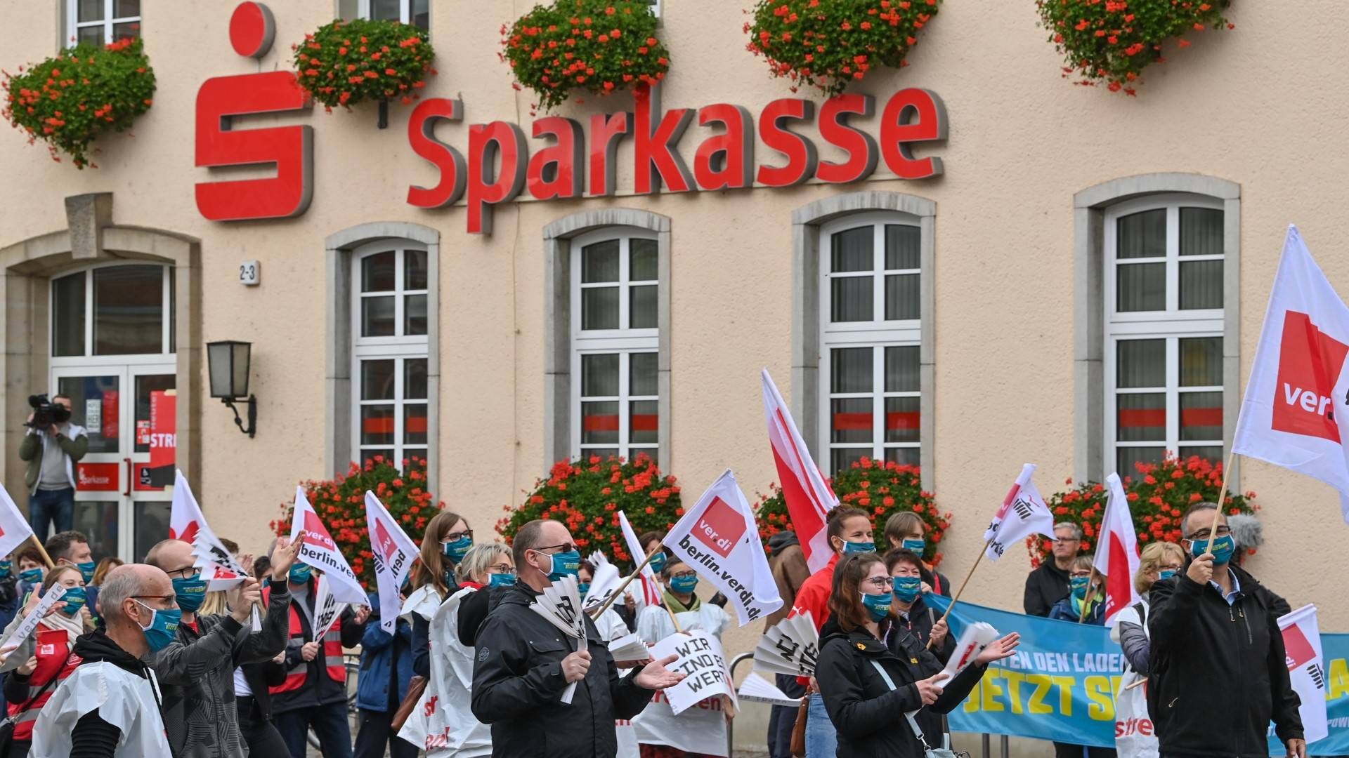 Sparkassen-Angestellte in Brandenburg beim Warnstreik. | Foto: picture alliance/Patrick Pleul/dpa-Zentralbild/ZB