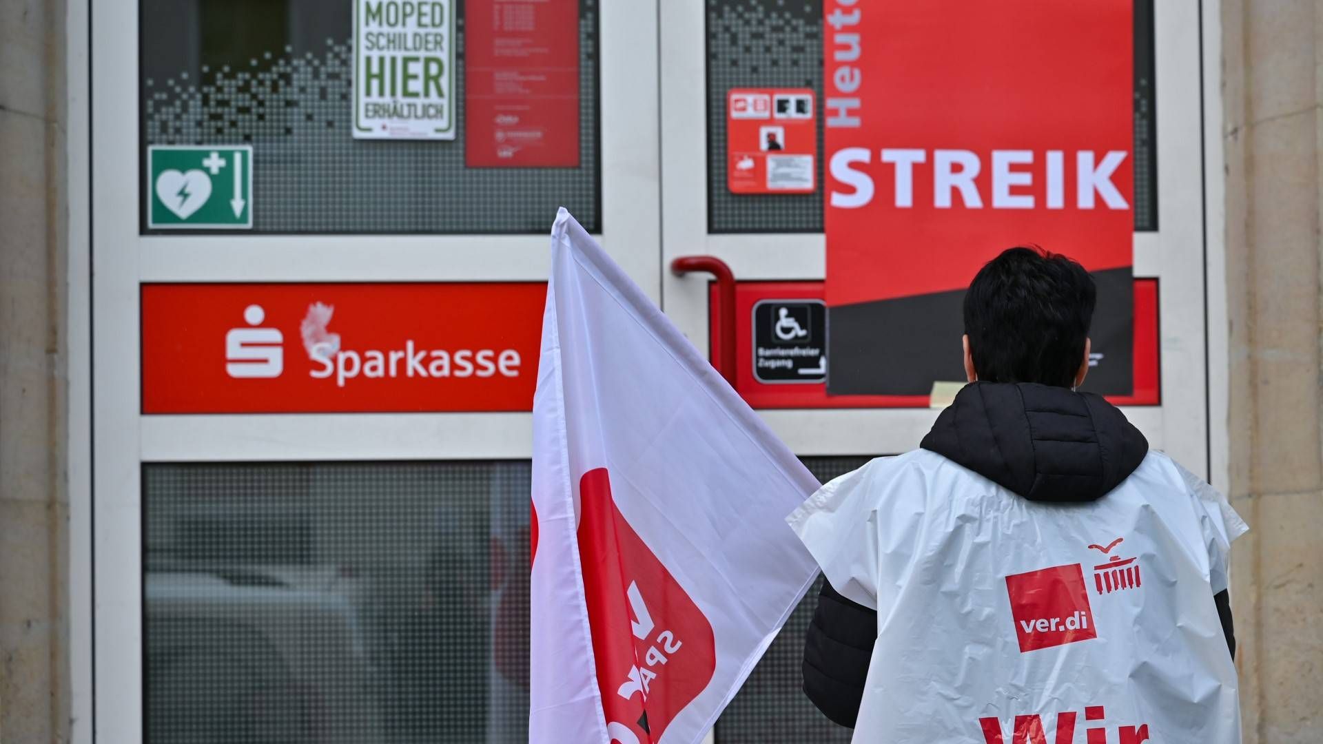 Warnstreik vor einer Sparkasse in Brandenburg. | Foto: picture alliance/Patrick Pleul/dpa-Zentralbild/ZB
