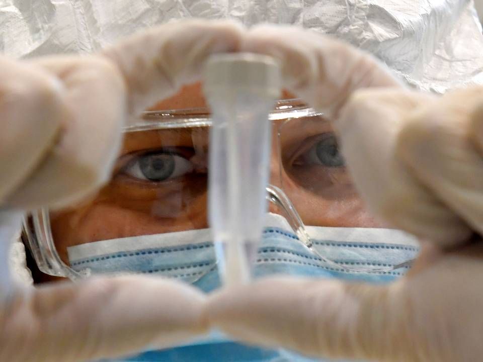 Eurofins i Danmark har indgået en aftale med Danske Regioner om at analysere flere tusind coronatest dagligt. | Foto: Matthias Rietschel/Reuters/Ritzau Scanpix