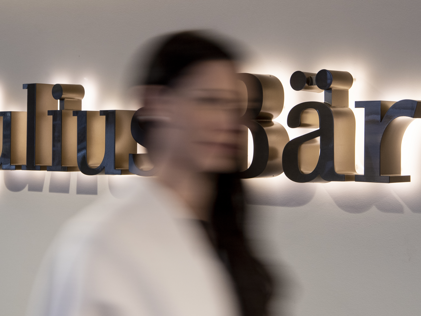 Ein Frau vor dem Logo der Julius Bär Bank | Foto: picture alliance/KEYSTONE