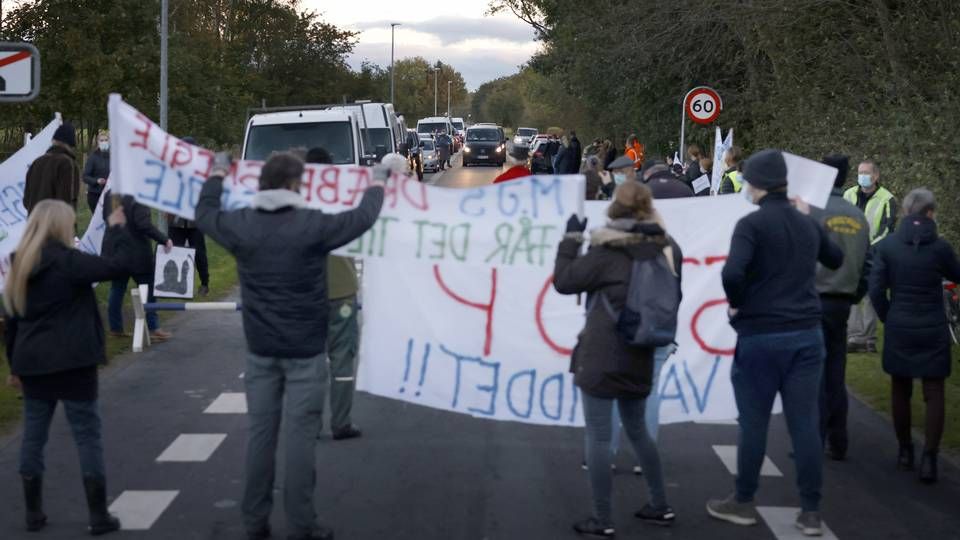 Vrede beboere i Gjøl blokerer for Fødevarestyrelsens aflivninger af mink. | Foto: Marius Renner