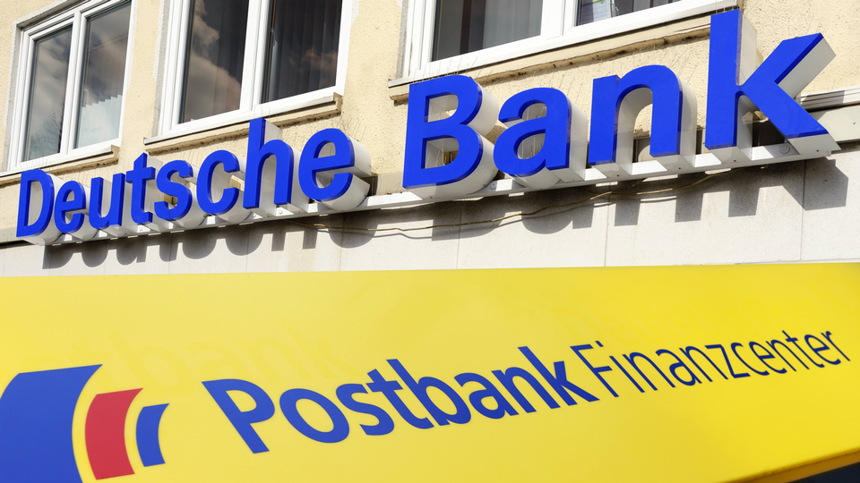 Logos von Deutsche Bank und Postbank | Foto: picture alliance/chromorange