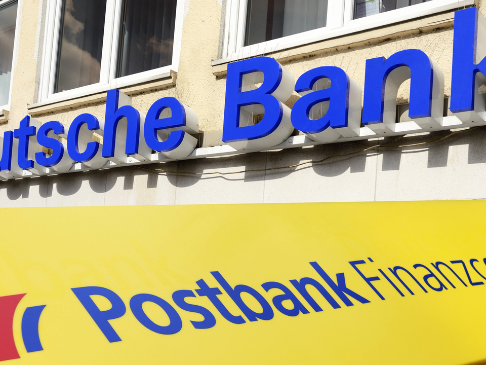 Logos von Deutsche Bank und Postbank | Foto: picture alliance/chromorange