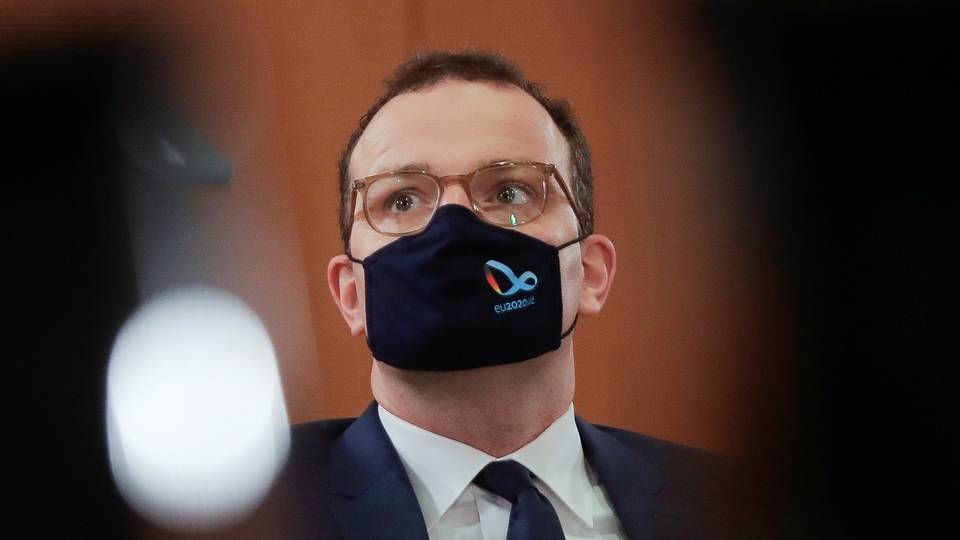 Tysklands sundhedsminister, Jens Spahn, siger til nyhedsmagasinet Der Spiegel, at han venter en covid-19-vaccine tidligt næste år. Han siger, at forbundsrepublikken kan sælge eller give eventuel overskydende vaccine væk til andre lande. | Foto: POOL/REUTERS / X80003