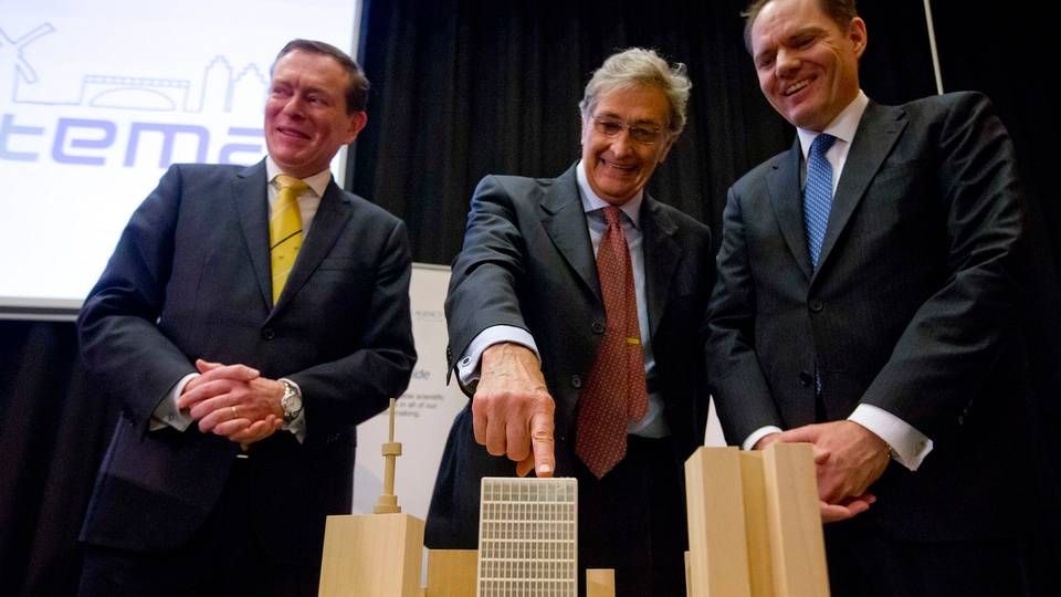 Guido Rasi (midten) peger på en model af det dengang kommende EMA-hovedkvarter. Flytningen af EMA fra London til Amsterdam står tilbage som en af direktørens største bedrifter. | Foto: Peter Dejong/AP/Ritzau Scanpix