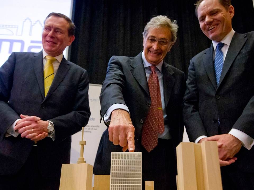 Guido Rasi (middle) points at a model of what would later be the EMA headquarters. The relocation of the EMA from London to Amsterdam is one of the executive director's major achievements.