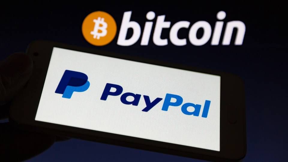 Paypal-Logo, dargestellt auf einem Smartphone-Bildschirm, vor dem Hintergrund eines Bitcoin-Logos | Foto: picture alliance/ZUMA Press