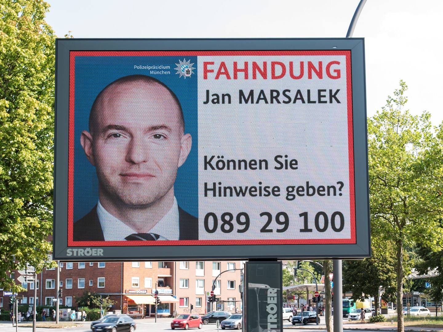 Fahndungsaufruf nach Jan Marsalek, Ex-COO von Wirecard, auf einer Leuchtreklame | Foto: dpa