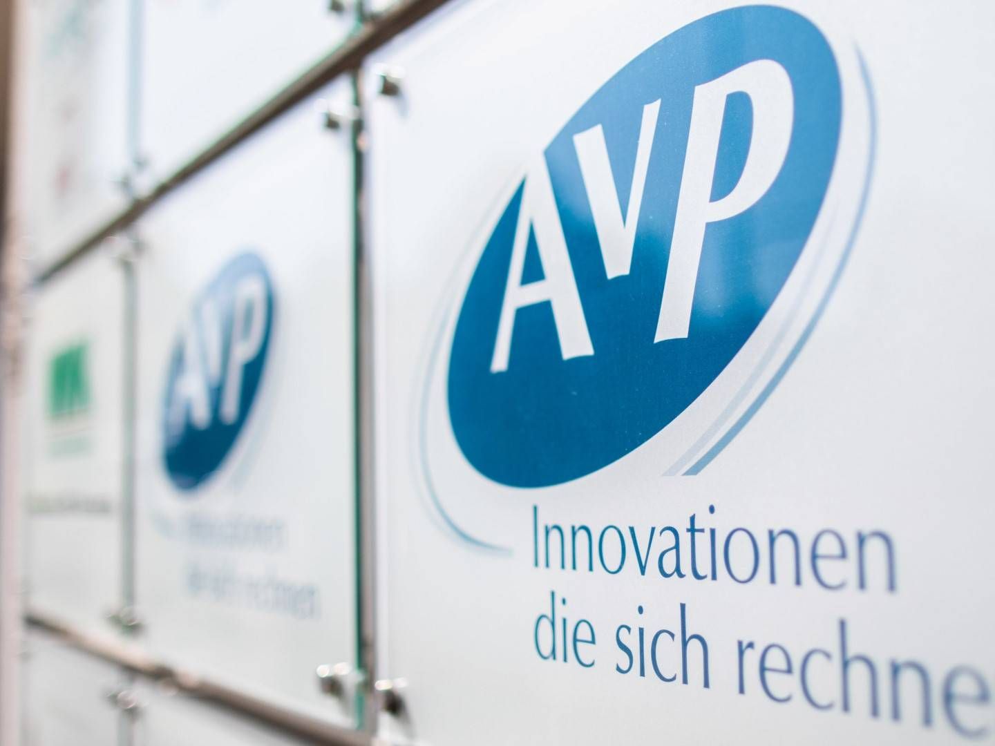 Das Firmenschild des Apothekenrechenzentrums "AvP" hängt vor dem Eingang des Gebäudes in Düsseldorf | Foto: picture alliance/Marcel Kusch/dpa